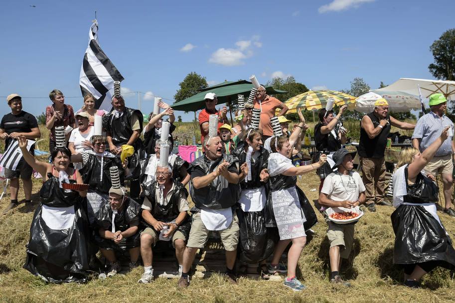 Un gruppo di tifosi bretoni saluta il passaggio dei corridori. Afp